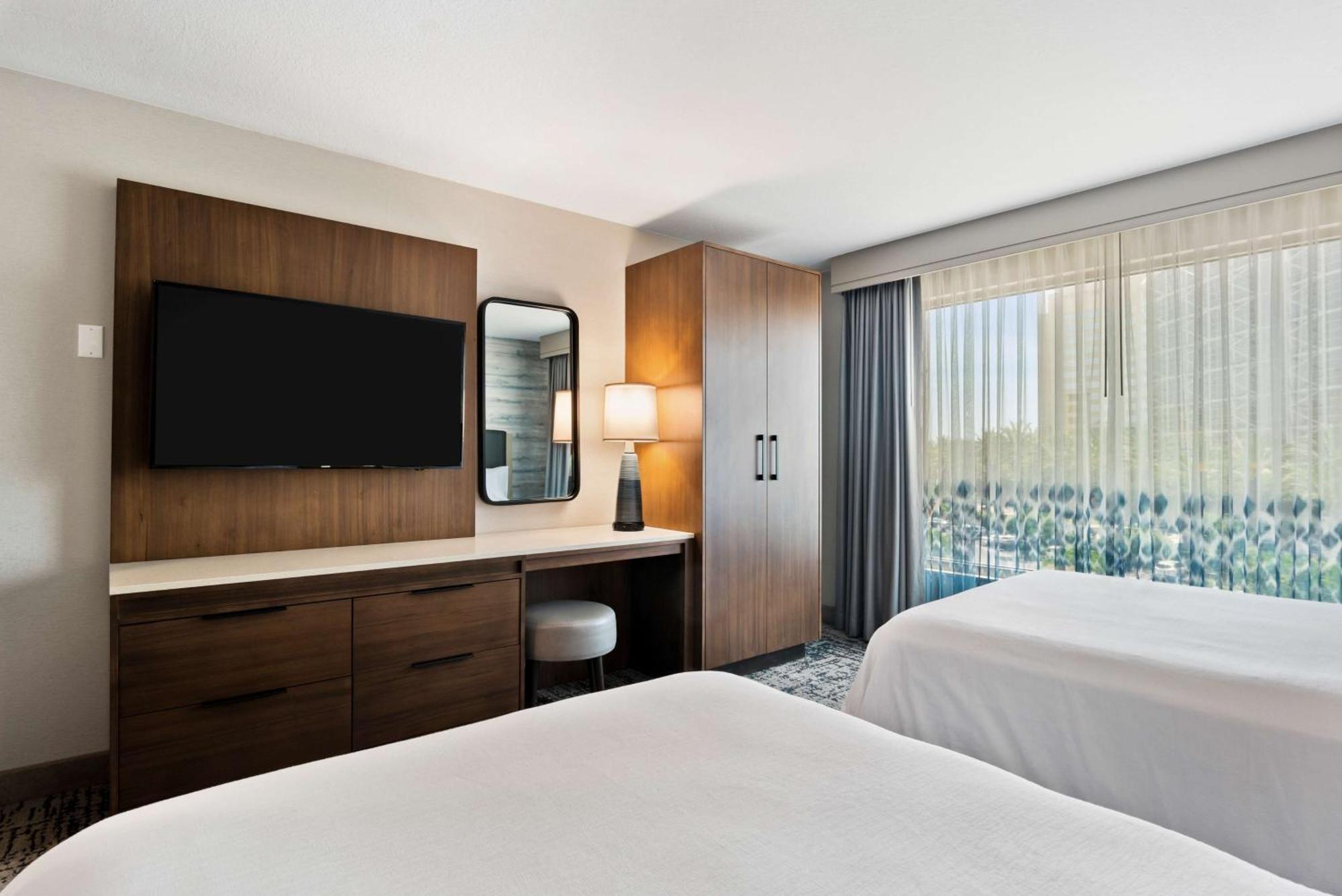 Hotel Embassy By Hilton Anaheim South 4*