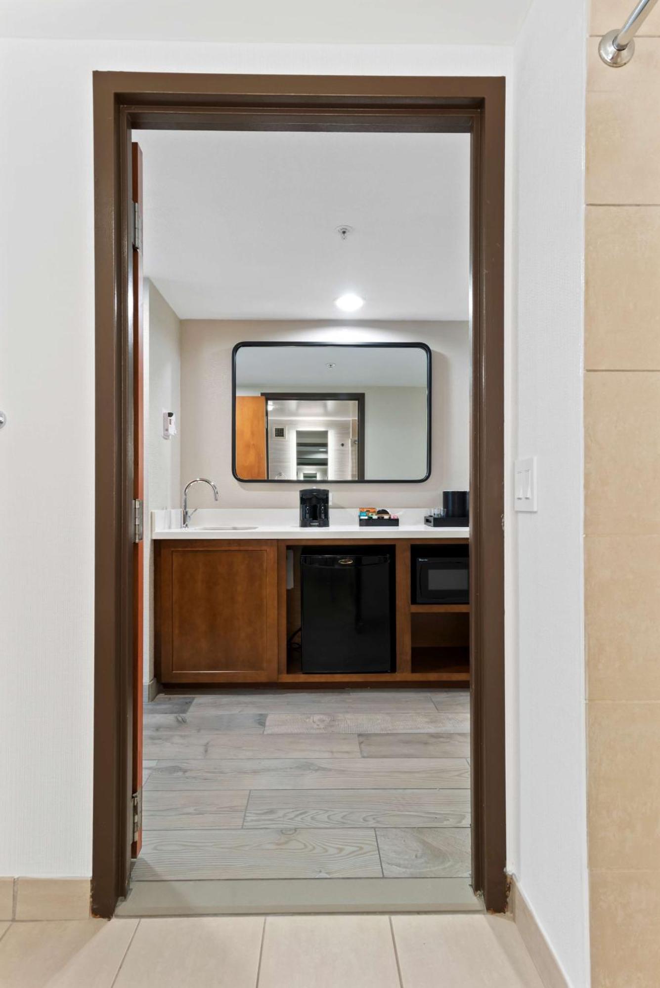 Embassy By Hilton Anaheim South Hotel 4*
