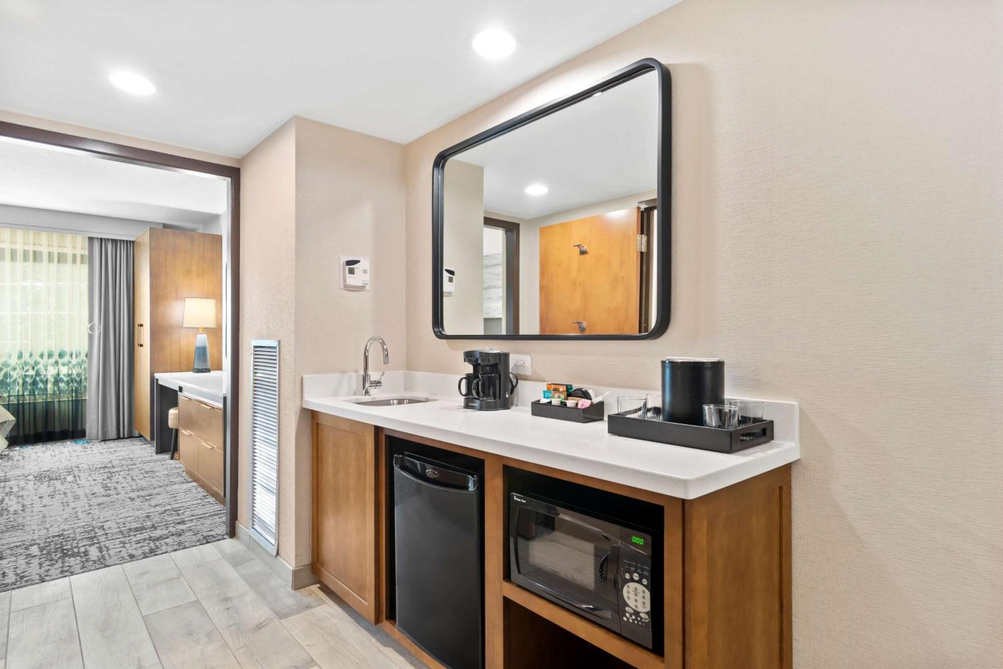 Hotel Embassy By Hilton Anaheim South 4*