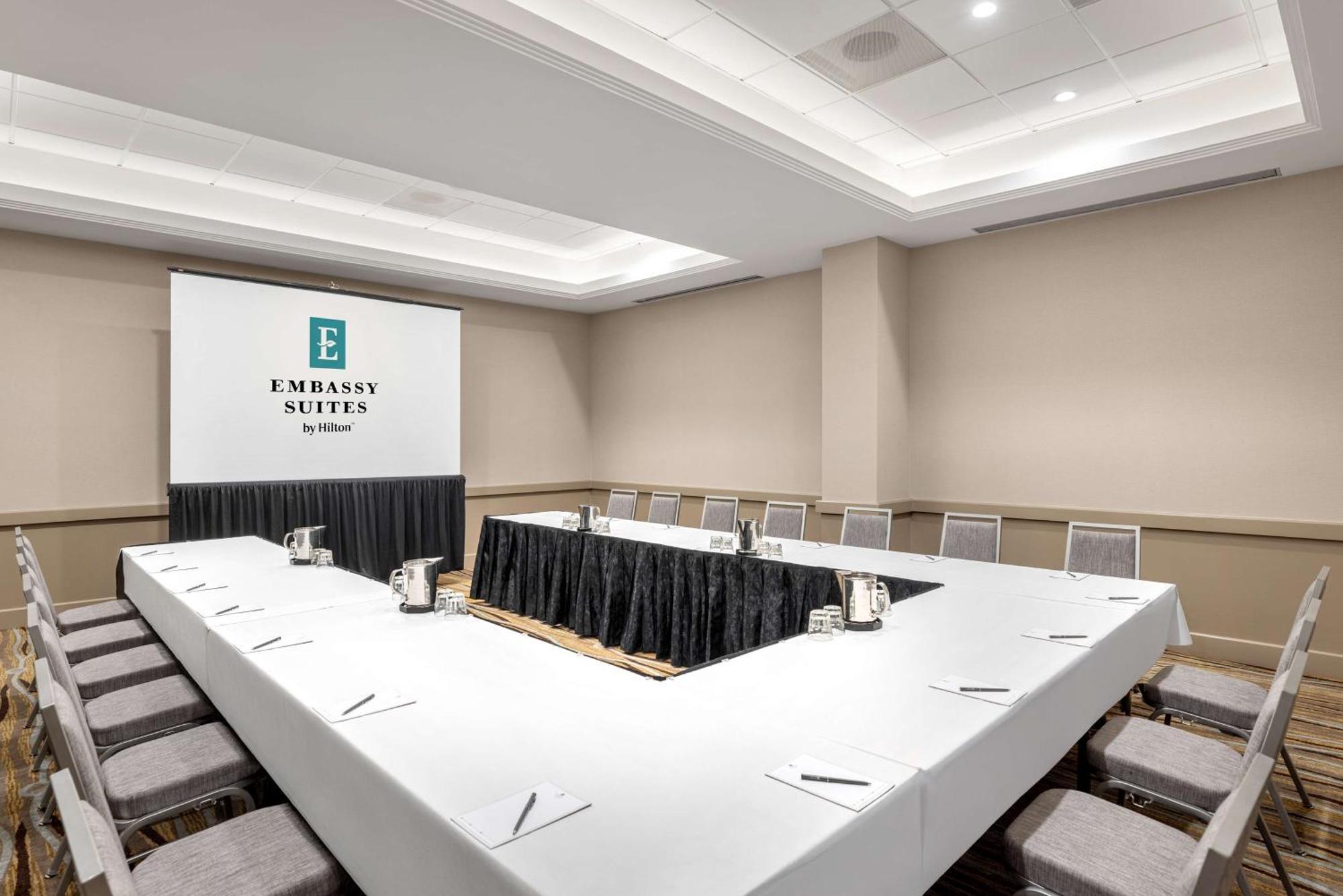 Hotel Embassy By Hilton Anaheim South 4*