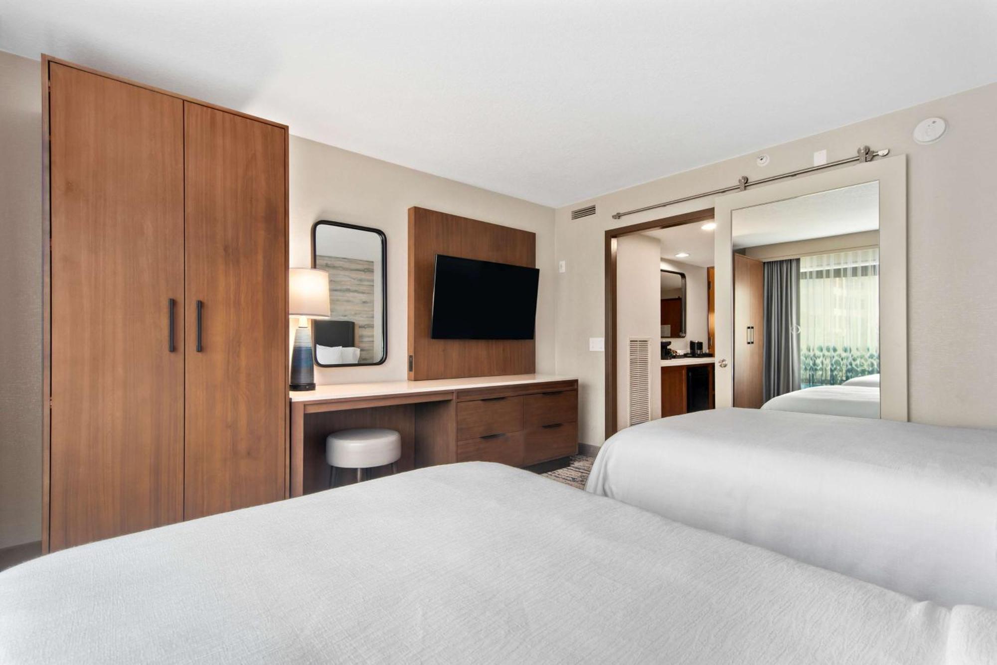 Hotel Embassy By Hilton Anaheim South 4*