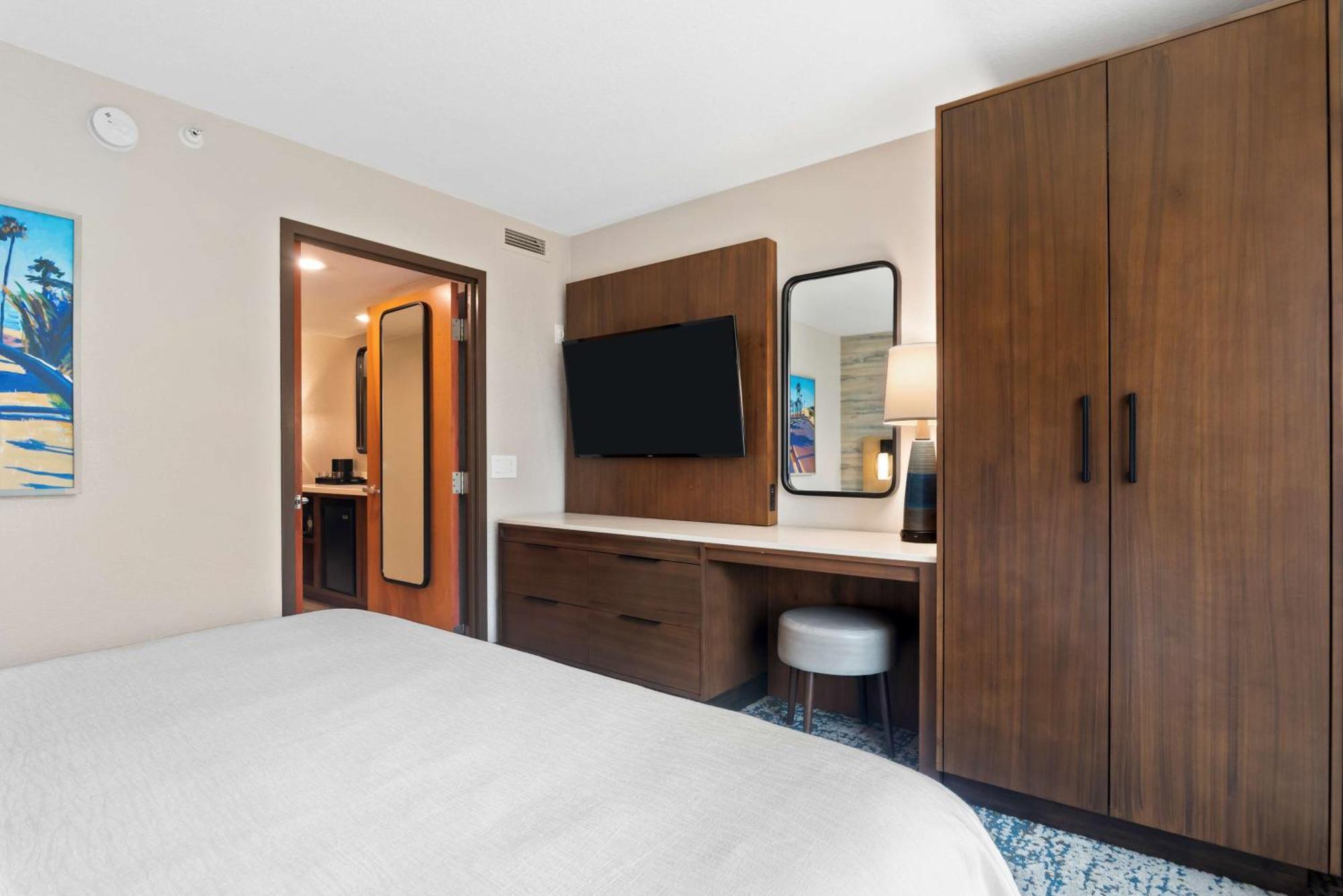 Hotel Embassy By Hilton Anaheim South