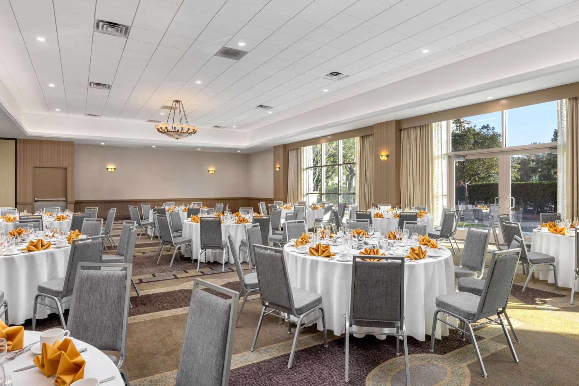 Hotel Embassy By Hilton Anaheim South Garden Grove